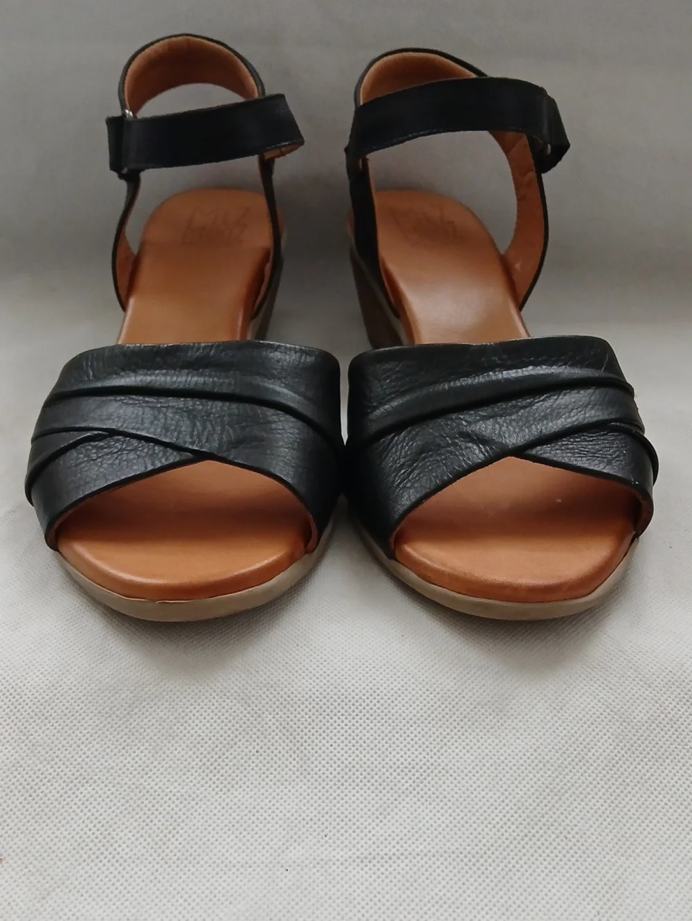 Miz Mooz Womens 41 Kacie Black Leather Sandals Crossover Ankle Strap Block Heel